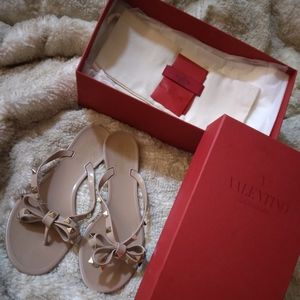 VALENTINO GARAVANI ROCKSTUD THONG SANDALS SIZE 38